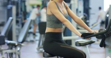Kalça ve bacakları kavramı aşk spor kasları geliştirmek genç güzel kız üzerinde bir halter ile ağız kavgası yapıyor jimnastik salonu katılmak bir spor salonu doğru beslenme ince vücut sağlıklı olmak