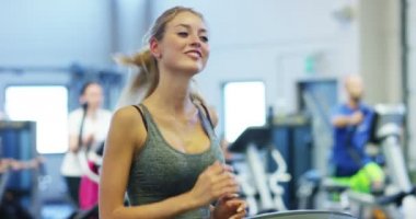 Kalça ve bacakları kavramı aşk spor kasları geliştirmek genç güzel kız üzerinde bir halter ile ağız kavgası yapıyor jimnastik salonu katılmak bir spor salonu doğru beslenme ince vücut sağlıklı olmak