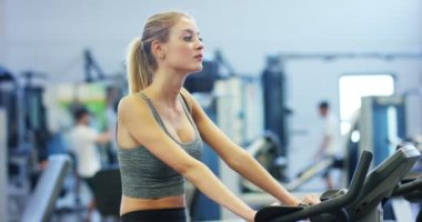 Kalça ve bacakları kavramı aşk spor kasları geliştirmek genç güzel kız üzerinde bir halter ile ağız kavgası yapıyor jimnastik salonu katılmak bir spor salonu doğru beslenme ince vücut sağlıklı olmak