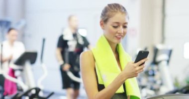 Kalça ve bacakları kavramı aşk spor kasları geliştirmek genç güzel kız üzerinde bir halter ile ağız kavgası yapıyor jimnastik salonu katılmak bir spor salonu doğru beslenme ince vücut sağlıklı olmak