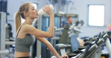 Kalça ve bacakları kavramı aşk spor kasları geliştirmek genç güzel kız üzerinde bir halter ile ağız kavgası yapıyor jimnastik salonu katılmak bir spor salonu doğru beslenme ince vücut sağlıklı olmak