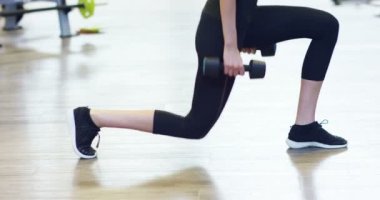 Kalça ve bacakları kavramı aşk spor kasları geliştirmek genç güzel kız üzerinde bir halter ile ağız kavgası yapıyor jimnastik salonu katılmak bir spor salonu doğru beslenme ince vücut sağlıklı olmak