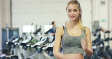 Kalça ve bacakları kavramı aşk spor kasları geliştirmek genç güzel kız üzerinde bir halter ile ağız kavgası yapıyor jimnastik salonu katılmak bir spor salonu doğru beslenme ince vücut sağlıklı olmak