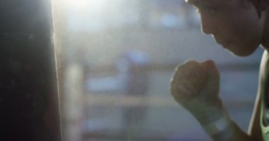 Beyaz kadın Boks kum torbası, ağır çekim video video