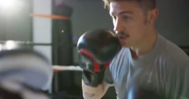 bir günde boks jimnastik salonu. Profesyonel boksör mücadele ve eğitim, boks eldivenleri, çarpıcı tekniği, bir stand, koruma ve dayanıklılık var. kavram: aşk spor, Genç boksörler, Victor aşk, tutku için spor, egzersiz