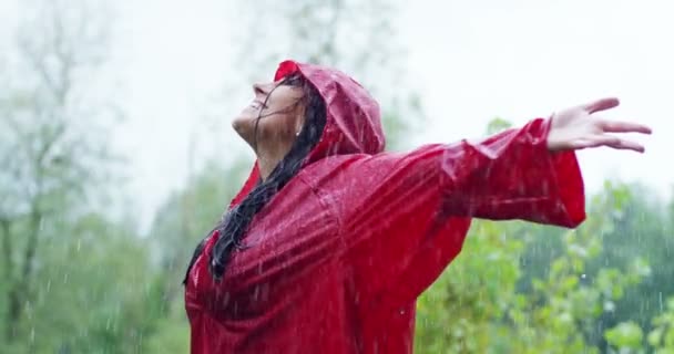 Kırmızı Palto Giyiyor Yağmur Altında Duran Eller Yayılan Mutlu Kadın — Stok video
