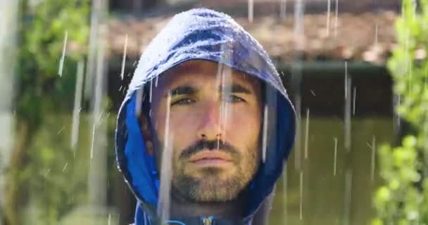 Portrait Homme Souriant Heureux Sous Pluie Respirant Air Liberté Rêves — Video