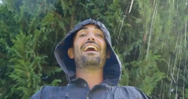 Retrato Homem Sorrindo Feliz Chuva Respirando Liberdade Sonhos Amor Pela — Vídeo de Stock