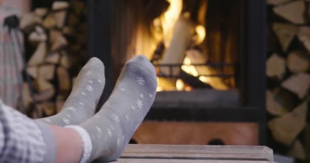 Hideg Őszi Vagy Téli Este Ember Pihen Tűz Takaró Tea — Stock videók