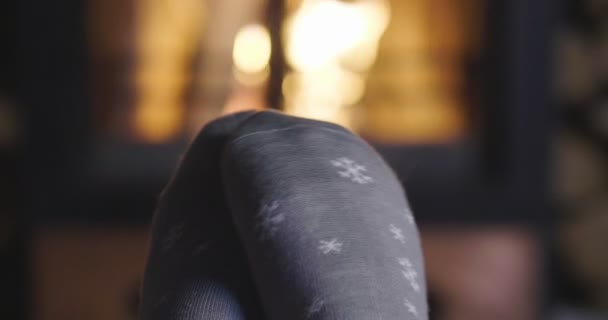 Холодная Осень Зимний Вечер Люди Отдыхают Огня Одеялом Чаем Фотография — стоковое видео