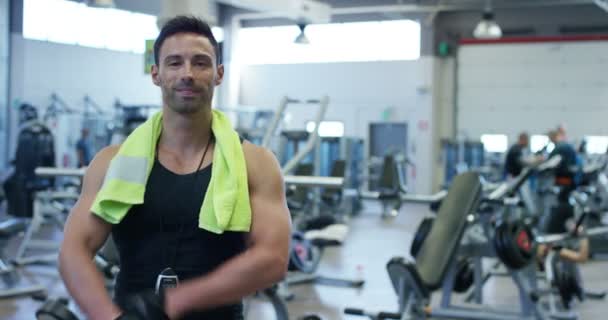 Guy Bodybuilder Gym Works Barbell Bench Press Improving Triceps Large — Stock Video