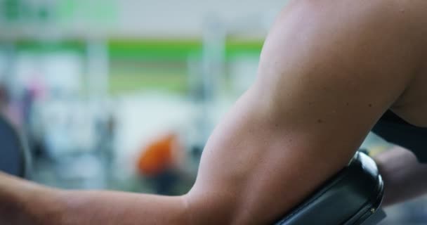 Culturista Guy Gimnasio Trabaja Con Una Barra Press Banca Mejorar — Vídeos de Stock