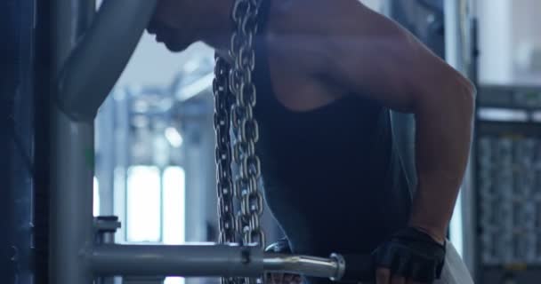 Guy Bodybuilder Sportschool Werkt Met Een Barbell Bench Press Triceps — Stockvideo