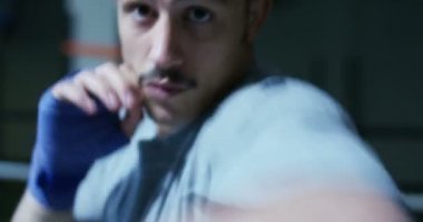 bir günde boks jimnastik salonu. Profesyonel boksör mücadele ve eğitim, boks eldivenleri, çarpıcı tekniği, bir stand, koruma ve dayanıklılık var. kavram: aşk spor, Genç boksörler, Victor aşk, tutku için spor, egzersiz