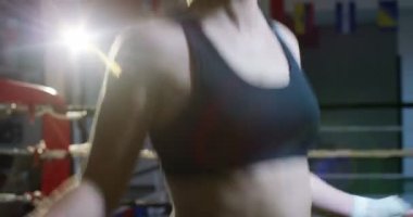 bir günde boks jimnastik salonu. Profesyonel boksör mücadele ve eğitim, boks eldivenleri, çarpıcı tekniği, bir stand, koruma ve dayanıklılık var. kavram: aşk spor, Genç boksörler, Victor aşk, tutku için spor, egzersiz