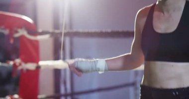 bir günde boks jimnastik salonu. Profesyonel boksör mücadele ve eğitim, boks eldivenleri, çarpıcı tekniği, bir stand, koruma ve dayanıklılık var. kavram: aşk spor, Genç boksörler, Victor aşk, tutku için spor, egzersiz