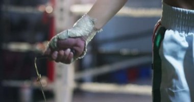 bir günde boks jimnastik salonu. Profesyonel boksör mücadele ve eğitim, boks eldivenleri, çarpıcı tekniği, bir stand, koruma ve dayanıklılık var. kavram: aşk spor, Genç boksörler, Victor aşk, tutku için spor, egzersiz