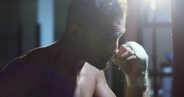 bir günde boks jimnastik salonu. Profesyonel boksör mücadele ve eğitim, boks eldivenleri, çarpıcı tekniği, bir stand, koruma ve dayanıklılık var. kavram: aşk spor, Genç boksörler, Victor aşk, tutku için spor, egzersiz