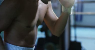 bir günde boks jimnastik salonu. Profesyonel boksör mücadele ve eğitim, boks eldivenleri, çarpıcı tekniği, bir stand, koruma ve dayanıklılık var. kavram: aşk spor, Genç boksörler, Victor aşk, tutku için spor, egzersiz