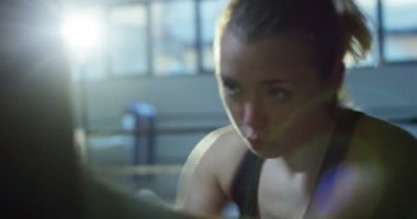 Beyaz kadın Boks kum torbası video 