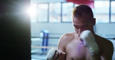 bir günde boks jimnastik salonu. Profesyonel boksör mücadele ve eğitim, boks eldivenleri, çarpıcı tekniği, bir stand, koruma ve dayanıklılık var. kavram: aşk spor, Genç boksörler, Victor aşk, tutku için spor, egzersiz