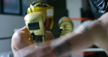 iki profesyonel boksörler mücadele ve halka, ağır çekim video eğitim