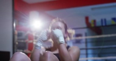 spor salonunda video boksör kadın eğitimi 