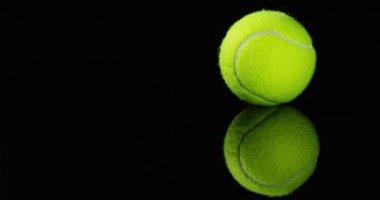 video yeşil yuvarlak tenis topları ateş siyah arka plan stüdyo üzerinde iplik