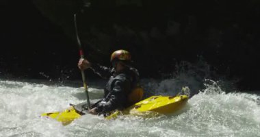 serin nehirde kanocu yavaş hareket video şelale altında soğuk su kapalı bir sıçrama alarak, kayak