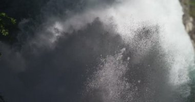 canoeist bir serin nehir ve saf uygulama içinde dağ spor ve çok sorunlu sular soğuk su kapalı bir sıçrama alıyor tehlikesi karşı karşıyadır. Spor ve dağlar için tutku kavramı .