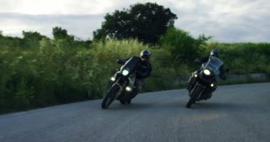 İtalya ' nın Toskana, kamera araba motosikletçi maskesi eğleniyor ve yol zevk dağ karayolu üzerinde.