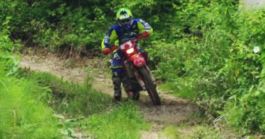 İtalya ' nın Toskana, kamera araba motosikletçi maskesi eğleniyor ve yol zevk dağ karayolu üzerinde.