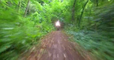 İtalya ' nın Toskana, kamera araba motosikletçi maskesi eğleniyor ve yol zevk dağ karayolu üzerinde.