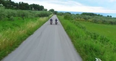 İtalya ' nın Toskana, kamera araba motosikletçi maskesi eğleniyor ve yol zevk dağ karayolu üzerinde.