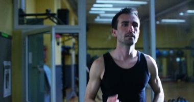 Spor salonunda, adam vücut geliştirmeci çalışır bir halter bench press, triceps, büyük pectorals kas, anterior deltoid kas geliştirme kavramı aşk spor, spor salonuna doğru ince vücut yemek, sağlıklı gidelim.