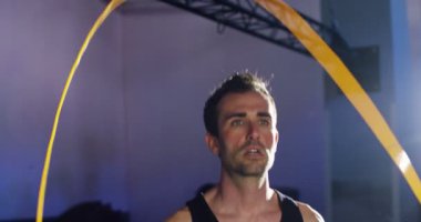 Spor salonunda, adam vücut geliştirmeci çalışır bir halter bench press, triceps, büyük pectorals kas, anterior deltoid kas geliştirme kavramı aşk spor, spor salonuna doğru ince vücut yemek, sağlıklı gidelim.