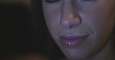 Onu bir kadında yatak ve uzaktan, iletileri göndermek için telefonunu videocall kullanır ve futuristik grafik görünür. Kavramı: ağ, teknoloji, gelecek ve Holografi