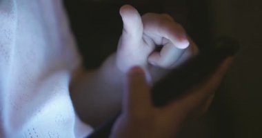 video smartphone ekran, gezinme çocuğun kapatın mesajlaşma kadar