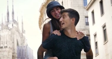 Güzel genç turist kız (kadın) Milano, konuşurken telefon, mutlu gülümseyerek, arka plan Milan Galerisi üzerinde bir ileti yazar. Konsept: turizm, seyahat, iletişim, özgürlük, aşk hayatı için aşk.