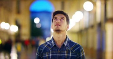 Şehirde bir gece bak dostum. Milan İtalya yakışıklı genç iş adamı telefon mavi gömlek giymiş mutlu gülümseyerek kullanarak. Kentsel erkek.