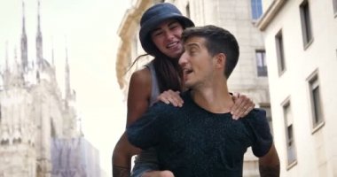 Güzel genç turist kız (kadın) Milano, konuşurken telefon, mutlu gülümseyerek, arka plan Milan Galerisi üzerinde bir ileti yazar. Konsept: turizm, seyahat, iletişim, özgürlük, aşk hayatı için aşk.