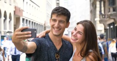 Güzel genç turist kız (kadın) Milano, konuşurken telefon, mutlu gülümseyerek, arka plan Milan Galerisi üzerinde bir ileti yazar. Konsept: turizm, seyahat, iletişim, özgürlük, aşk hayatı için aşk.