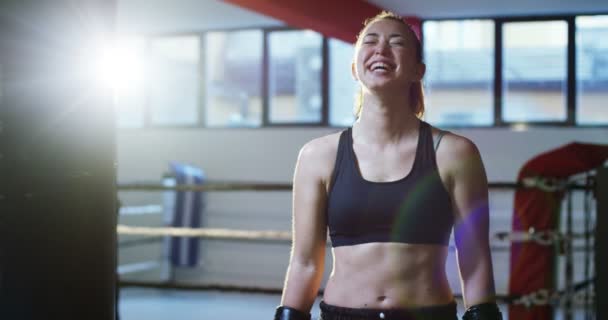 Dia Ginásio Boxe Boxeador Profissional Está Lutando Treinando Luvas Boxe — Vídeo de Stock