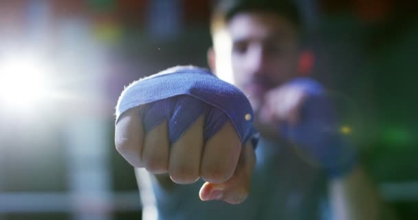 Boxeador Profesional Pie Pose Protección Usar Envoltura Muñeca Video Con — Vídeos de Stock