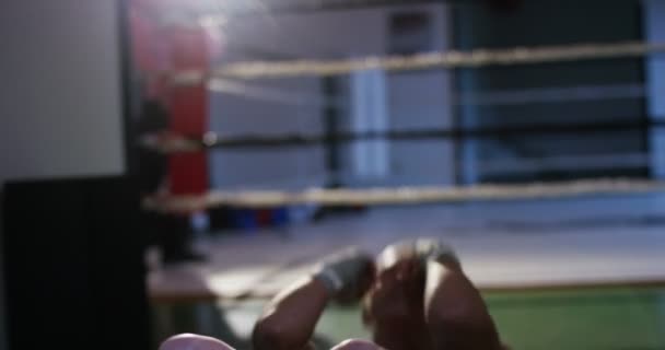 视频拳击手女子在健身房训练 — 图库视频影像