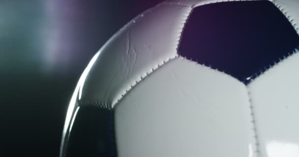 Video Balones Fútbol Girando Sobre Fondo Negro Plano Estudio — Vídeos de Stock