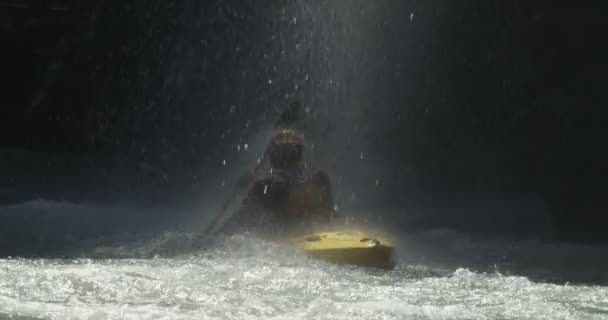 滝の下で冷たい水から飛び降りるクールな川のカヌーのスローモーションビデオ カヤック — ストック動画