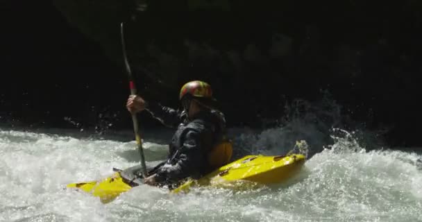 滝の下で冷たい水から飛び降りるクールな川のカヌーのスローモーションビデオ カヤック — ストック動画
