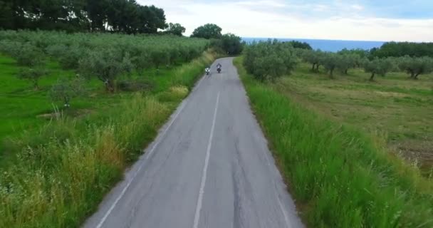 Italia Colinas Toscana Cámara Coche Motociclistas Carretera Montaña Divertirse Disfrutar — Vídeos de Stock