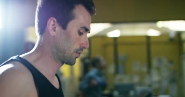 Spor Salonunda Adam Vücut Geliştirmeci Çalışır Bir Halter Bench Press — Stok video